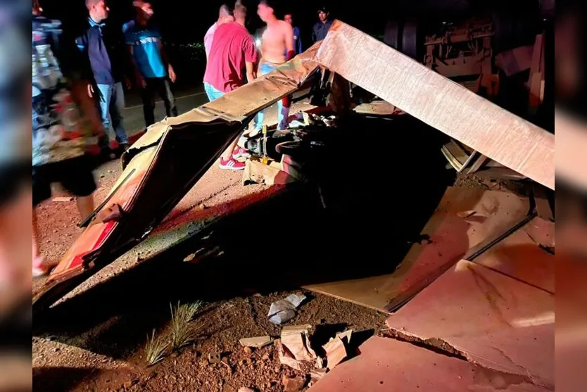 Motociclista bate em carreta tombada e fica em estado grave