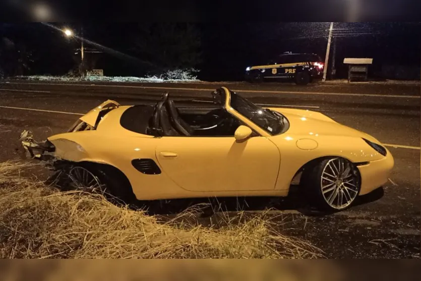 Motorista abandona Porsche após colisão traseira na BR-369