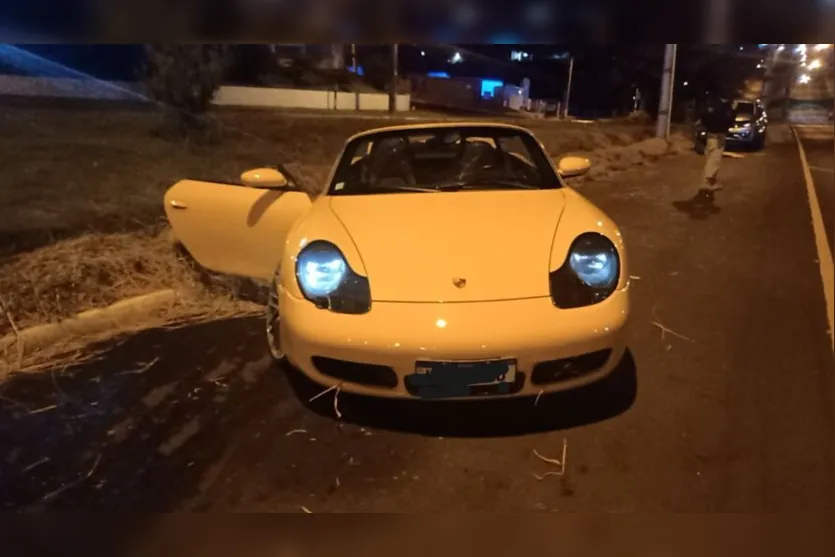 Motorista abandona Porsche após colisão traseira na BR-369