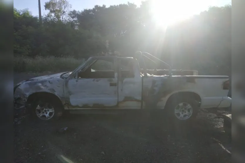 Motorista coloca fogo em caminhonete e foge pela PR-444