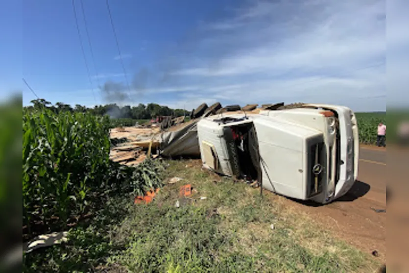 Motorista evita tragédia e tomba caminhão na PR-082