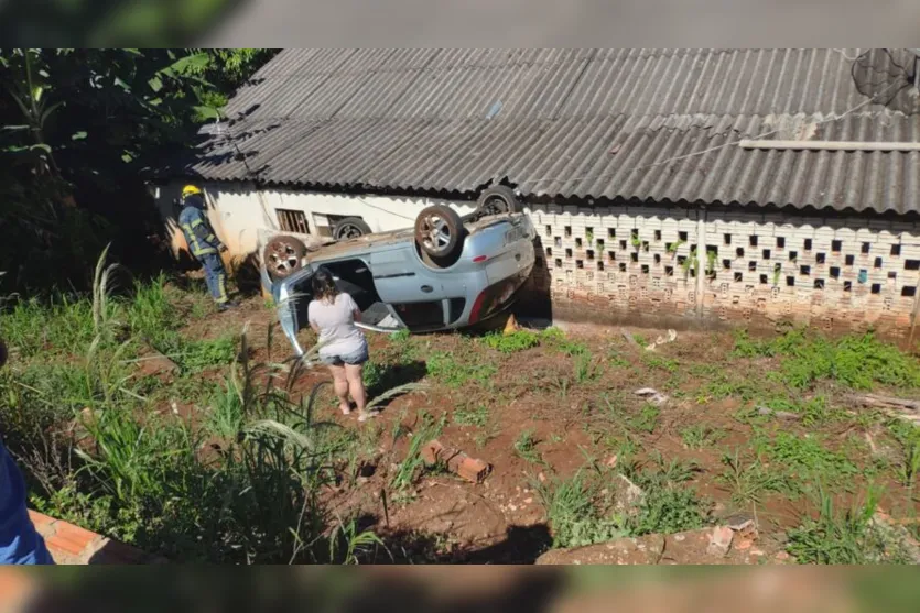Motorista perde o controle do veículo e capota em Apucarana