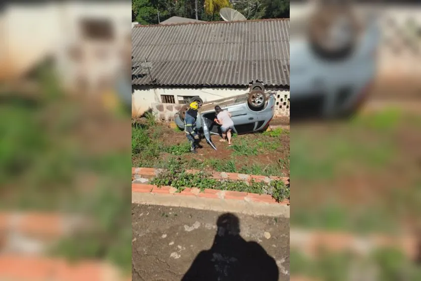 Motorista perde o controle do veículo e capota em Apucarana