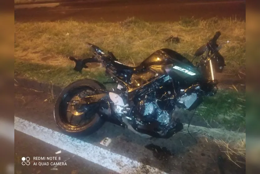 Mulher morre após bater de moto em caminhão no semáforo