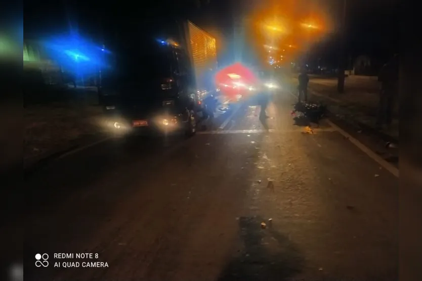 Mulher morre após bater de moto em caminhão no semáforo