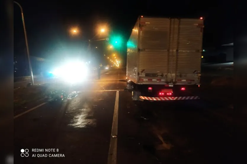 Mulher morre após bater de moto em caminhão no semáforo