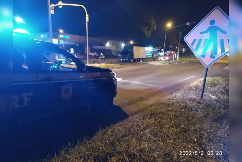 Mulher morre após bater de moto em caminhão no semáforo