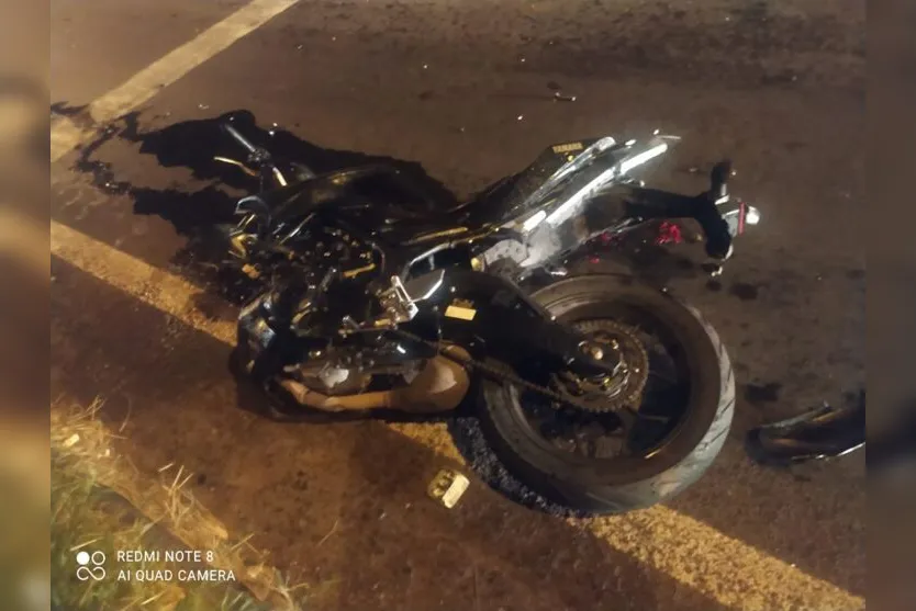 Mulher morre após bater de moto em caminhão no semáforo
