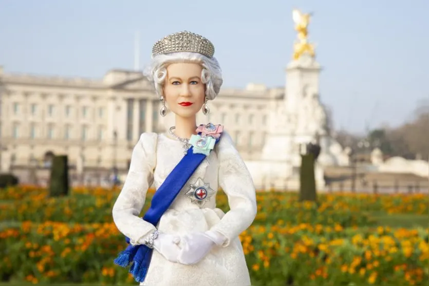No aniversário de 96 anos, Rainha Elizabeth ganha Barbie