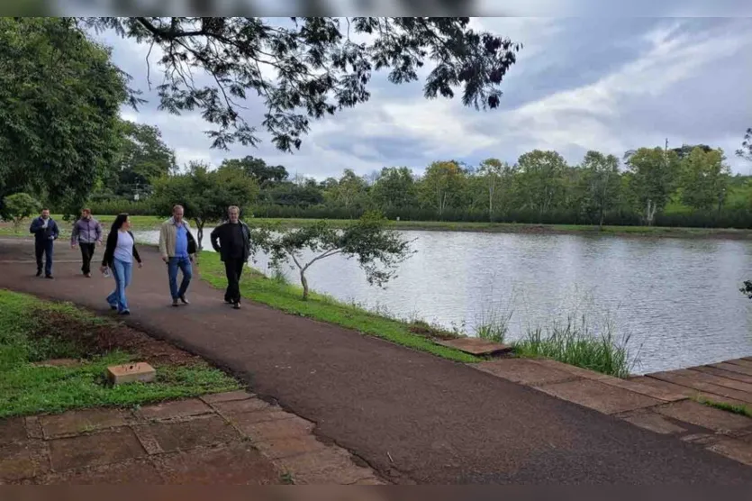  O prefeito Carlos Gil e o vice-prefeito Marcelo Reis estiveram no Lago de Furnas, onde analisaram as necessidades de melhorias 