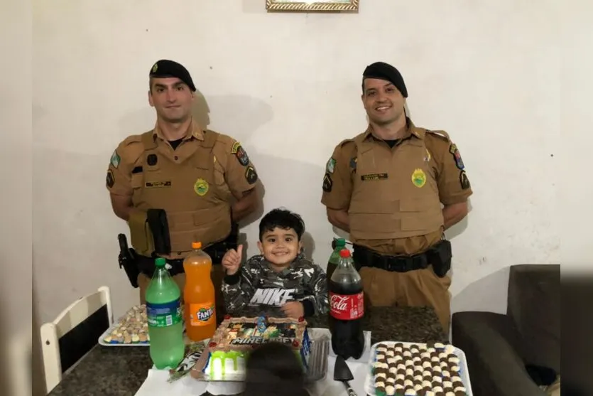 Policiais fazem surpresa de aniversário para apucaranense