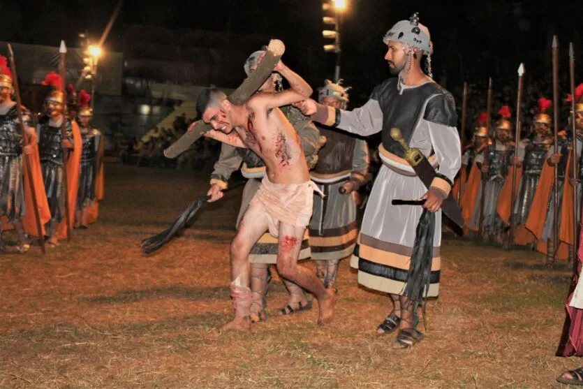 Público lota espetáculo 'Paixão de Cristo' de Arapongas