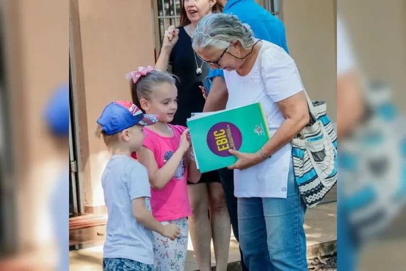 Refugiados ucranianos recebem cartas de estudantes