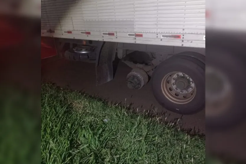 Rodado de caminhão se desprende e atinge ônibus na PR 444