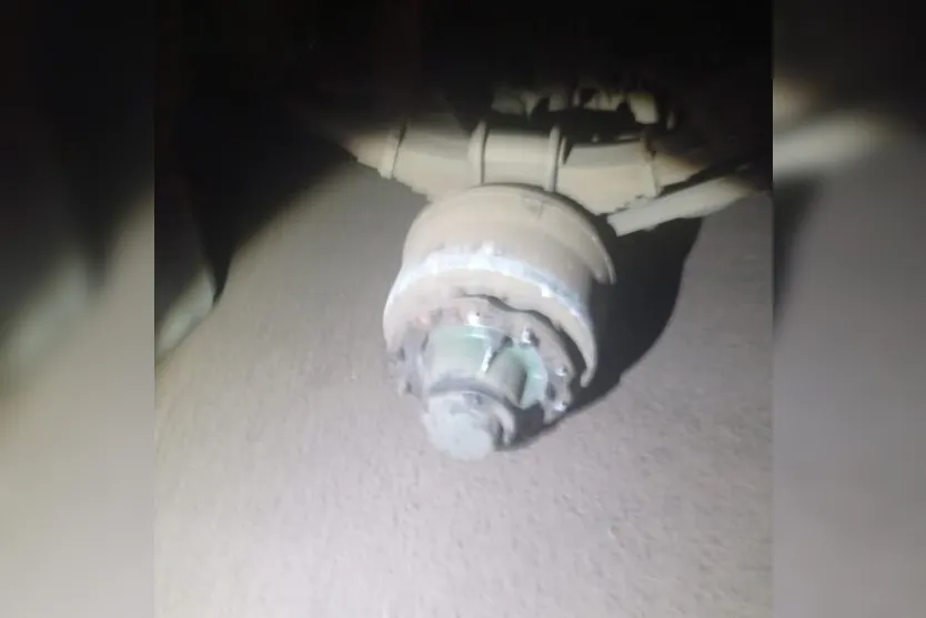 Rodado de caminhão se desprende e atinge ônibus na PR 444