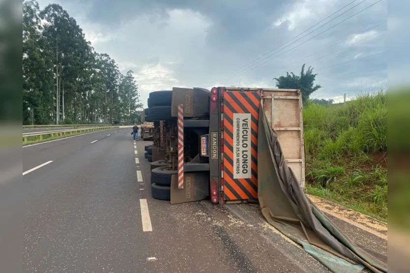 Rodotrem com soja tomba no Contorno Sul, em Apucarana