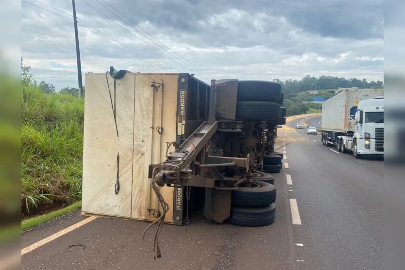 Rodotrem com soja tomba no Contorno Sul, em Apucarana