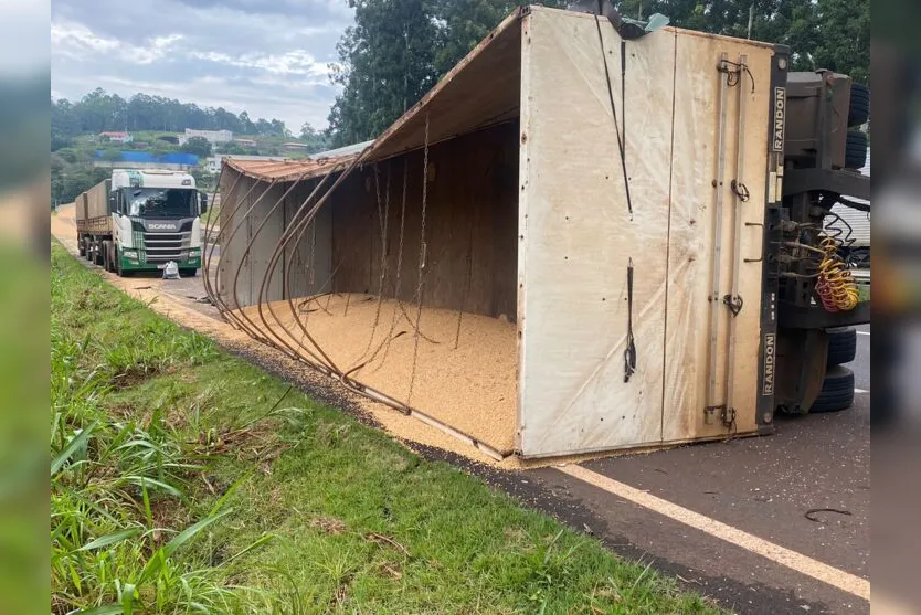 Rodotrem com soja tomba no Contorno Sul, em Apucarana
