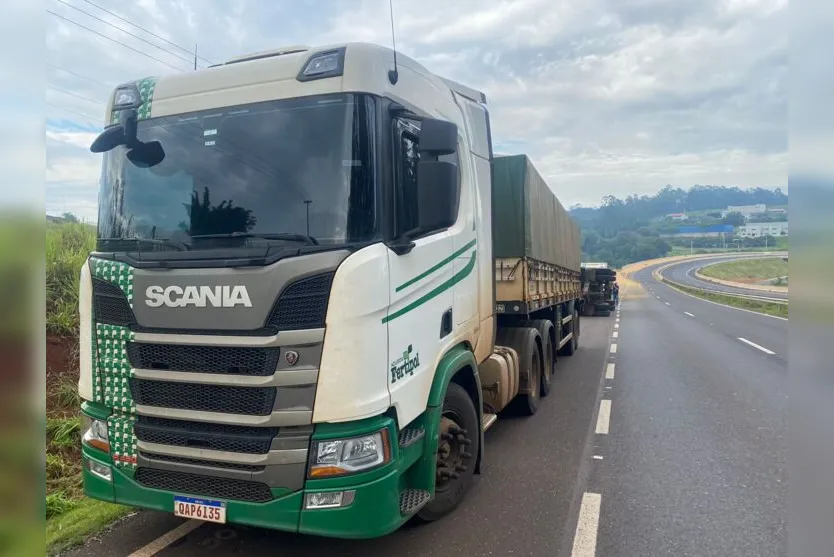 Rodotrem com soja tomba no Contorno Sul, em Apucarana