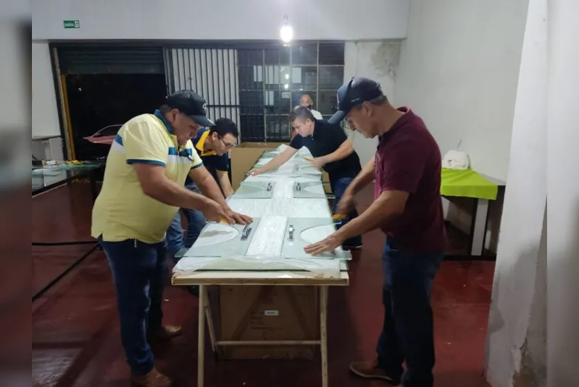 Rotarianos realizam trabalho voluntário na Casa das Fraldas