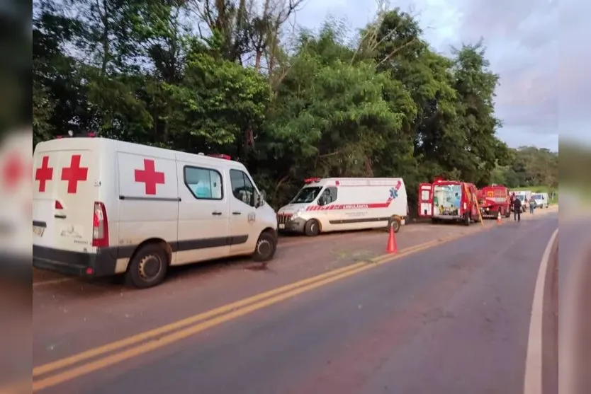 Sete pessoas morrem em colisão entre ônibus e carreta no PR