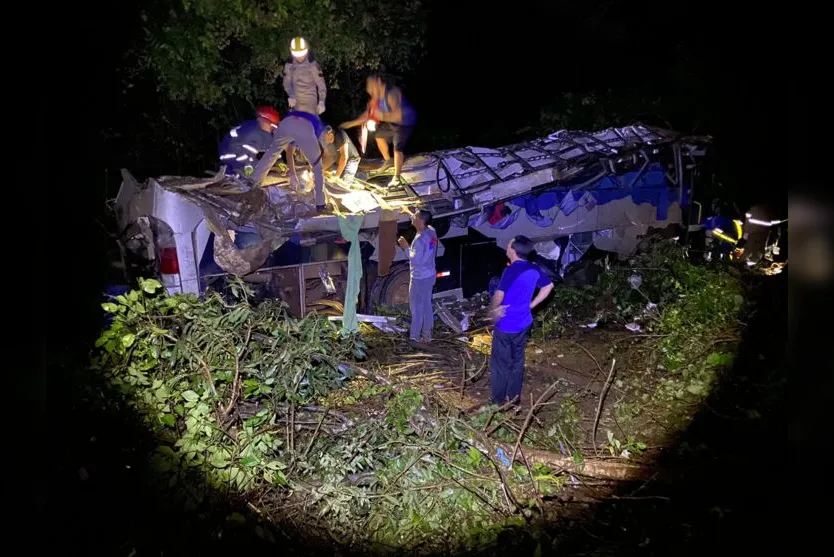 Sobe para 11 o número de mortos em acidente com ônibus no Paraná
