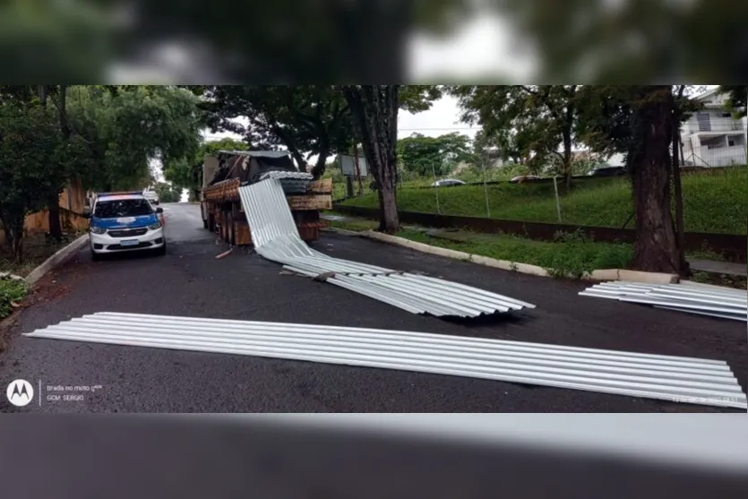 Telhas caem de caminhão e interditam rua de Apucarana