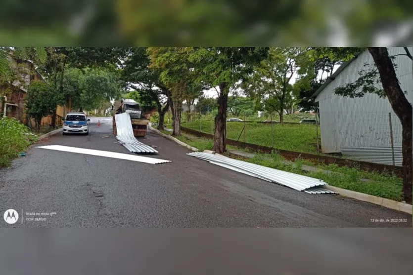 Telhas caem de caminhão e interditam rua de Apucarana