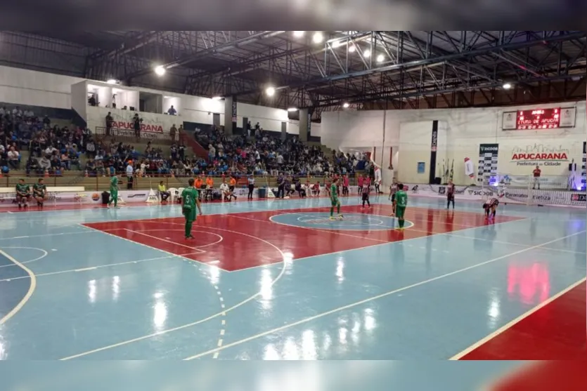 Torcida do Apucarana Futsal lota arquibancada durante jogo