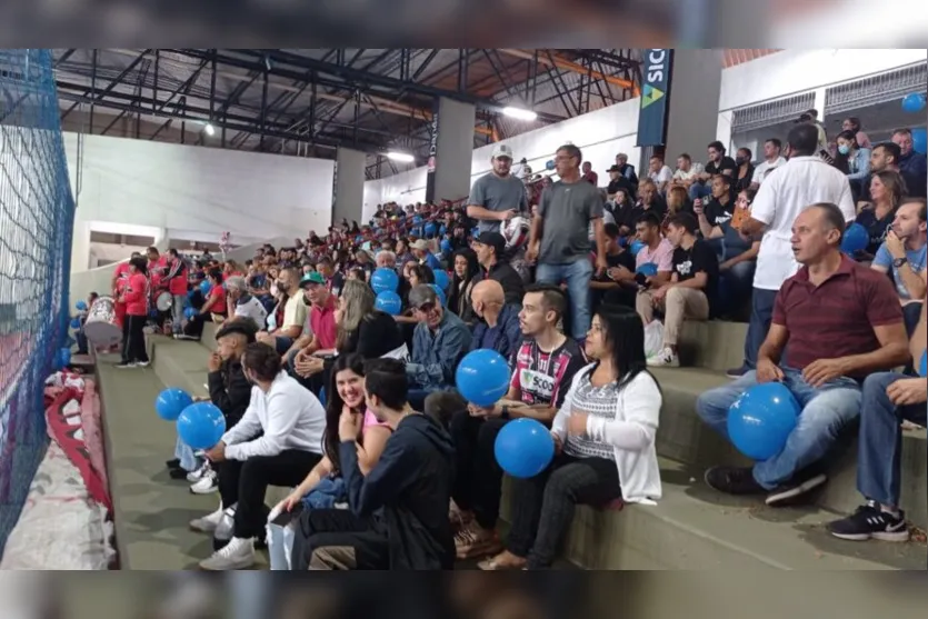 Torcida do Apucarana Futsal lota arquibancada durante jogo