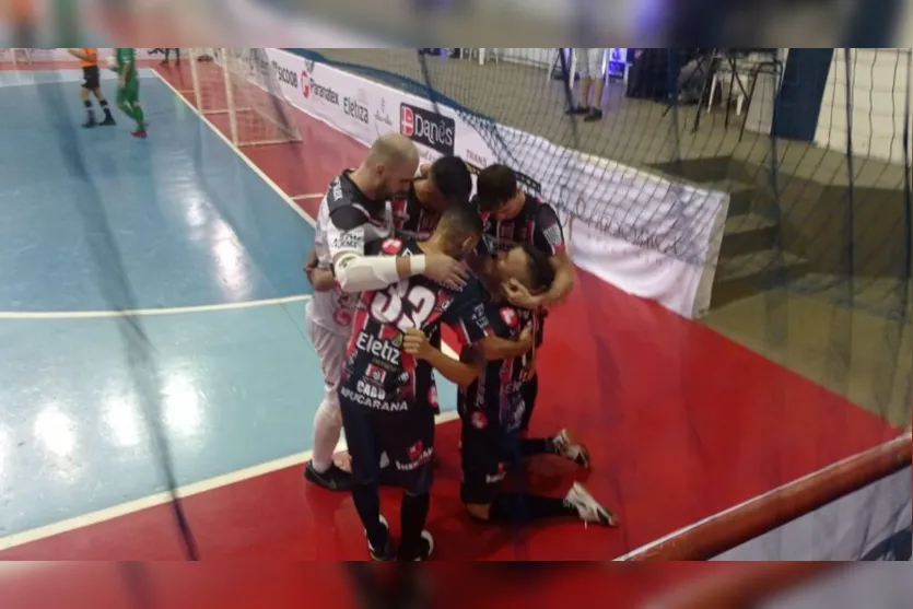 Torcida do Apucarana Futsal lota arquibancada durante jogo