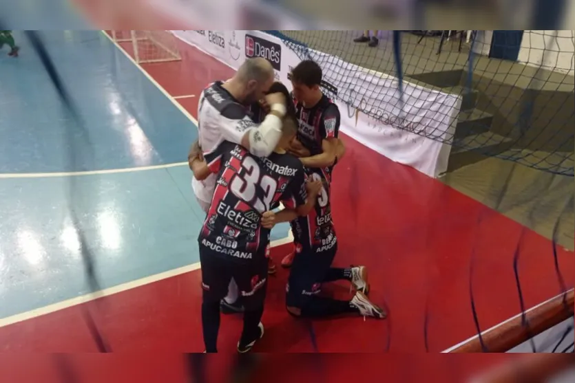 Torcida do Apucarana Futsal lota arquibancada durante jogo