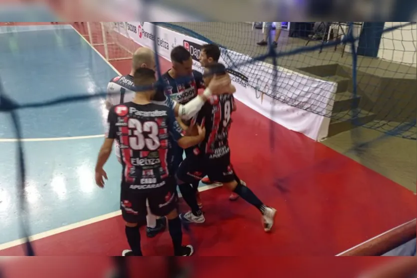 Torcida do Apucarana Futsal lota arquibancada durante jogo