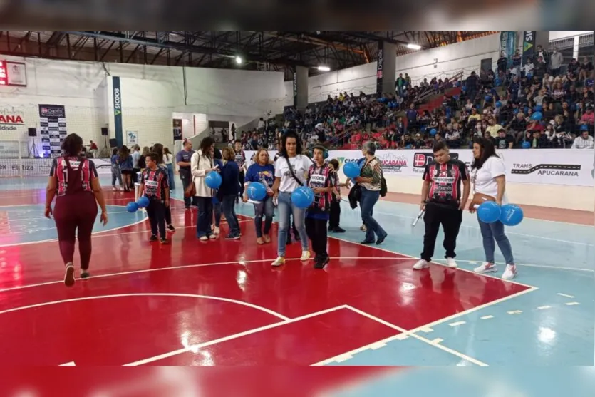 Torcida do Apucarana Futsal lota arquibancada durante jogo
