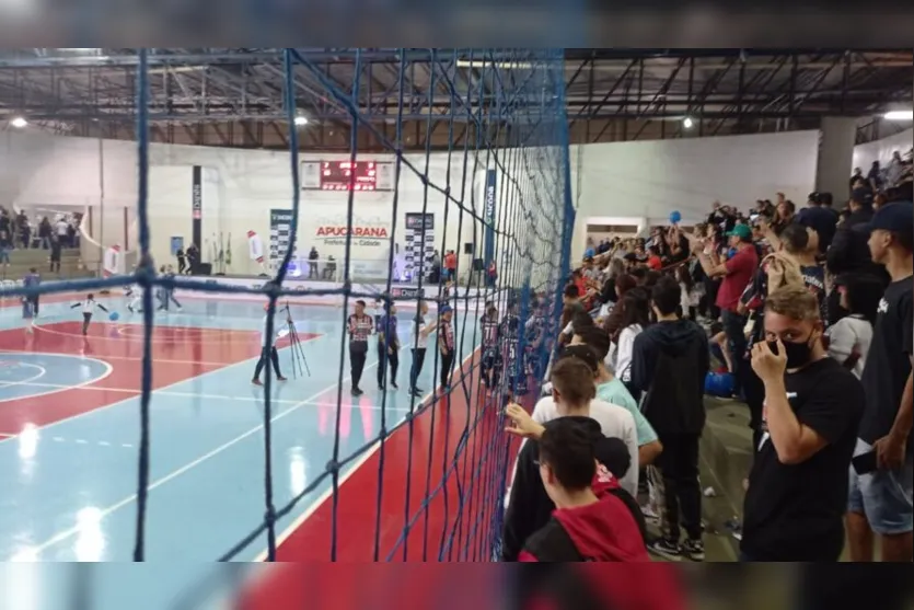 Torcida do Apucarana Futsal lota arquibancada durante jogo