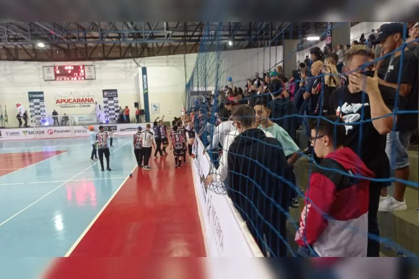 Torcida do Apucarana Futsal lota arquibancada durante jogo