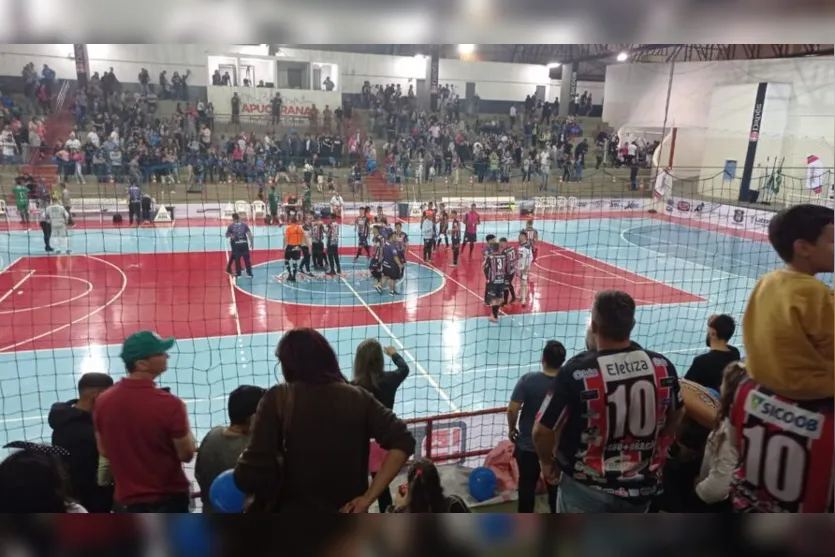 Torcida do Apucarana Futsal lota arquibancada durante jogo