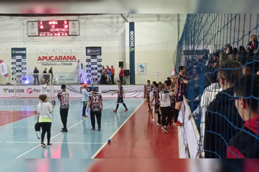 Torcida do Apucarana Futsal lota arquibancada durante jogo