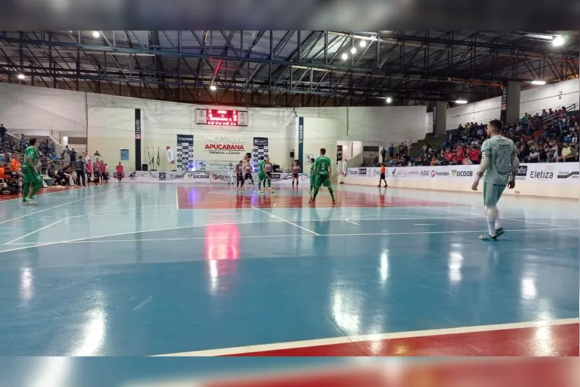 Torcida do Apucarana Futsal lota arquibancada durante jogo