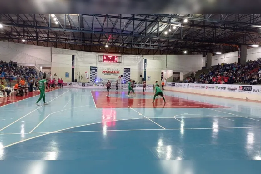 Torcida do Apucarana Futsal lota arquibancada durante jogo