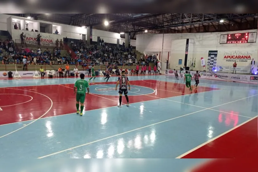 Torcida do Apucarana Futsal lota arquibancada durante jogo