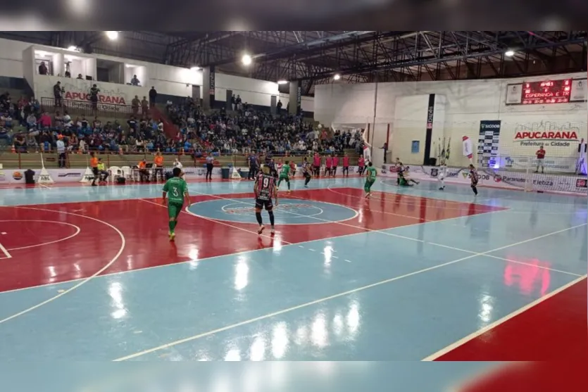 Torcida do Apucarana Futsal lota arquibancada durante jogo