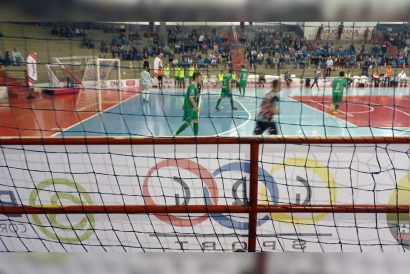 Torcida do Apucarana Futsal lota arquibancada durante jogo