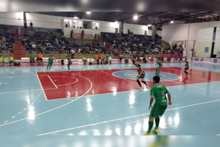 Torcida do Apucarana Futsal lota arquibancada durante jogo