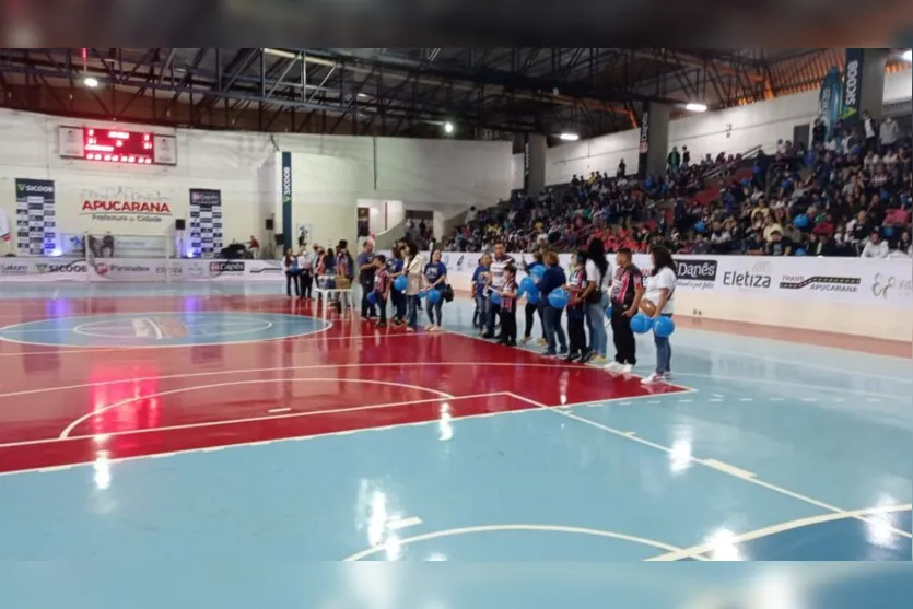 Torcida do Apucarana Futsal lota arquibancada durante jogo