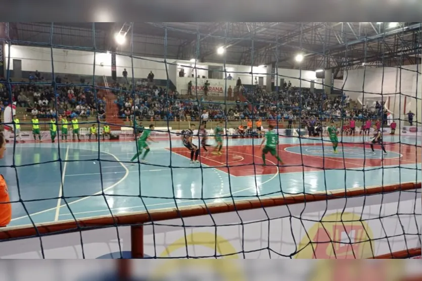 Torcida do Apucarana Futsal lota arquibancada durante jogo