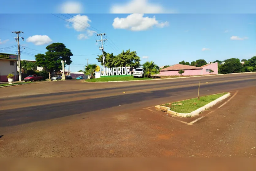 Veículo invade canteiro e atropela letreiro de Lunardelli