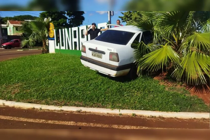 Veículo invade canteiro e atropela letreiro de Lunardelli