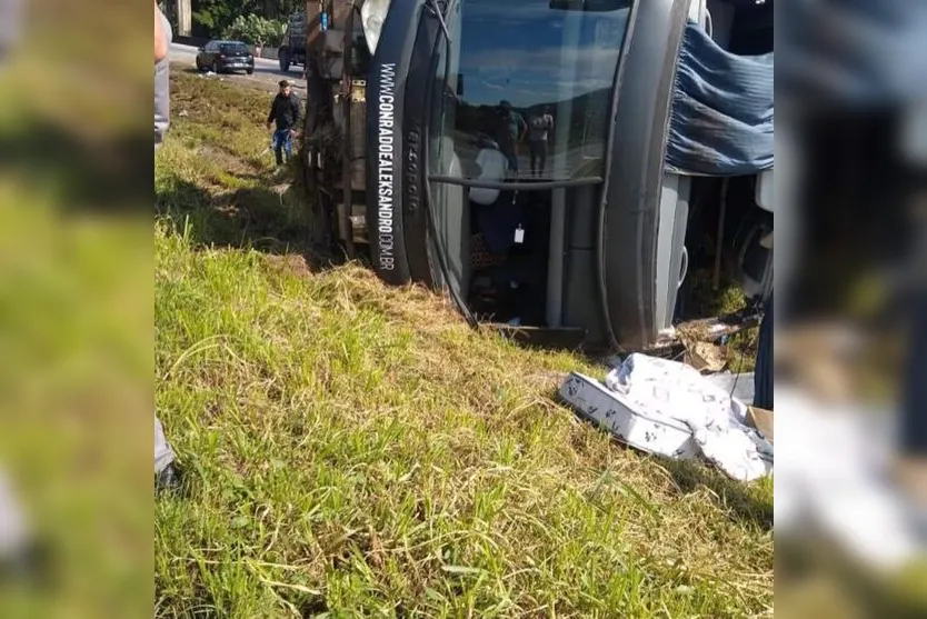 Acidente com ônibus de dupla sertaneja deixa 6 mortos
