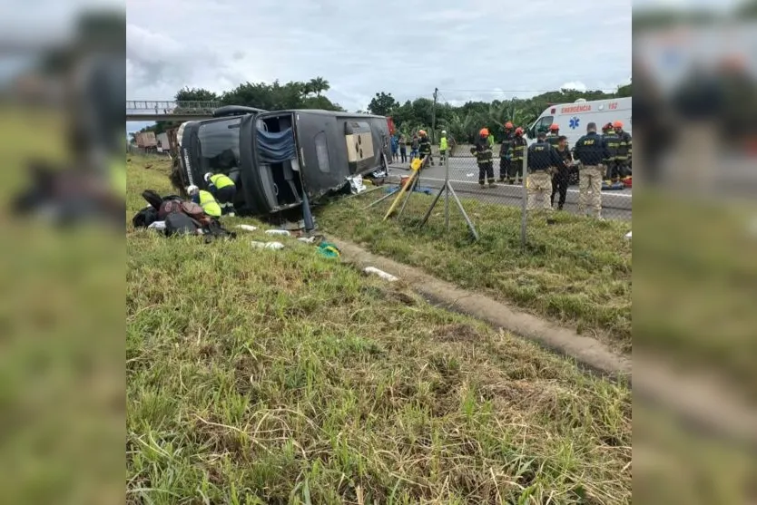 Acidente com ônibus de dupla sertaneja deixa 6 mortos